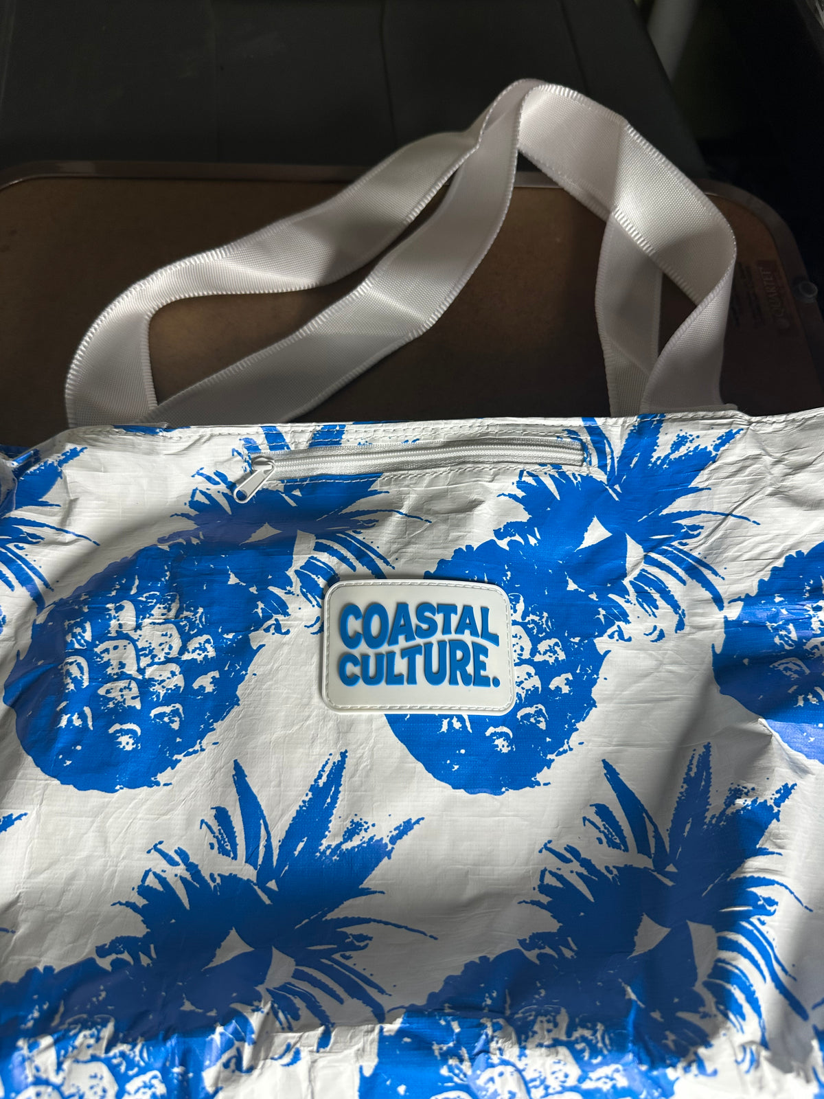 Coastal Culture Pineapple-Print Zipper Tote Bag – Blue & White